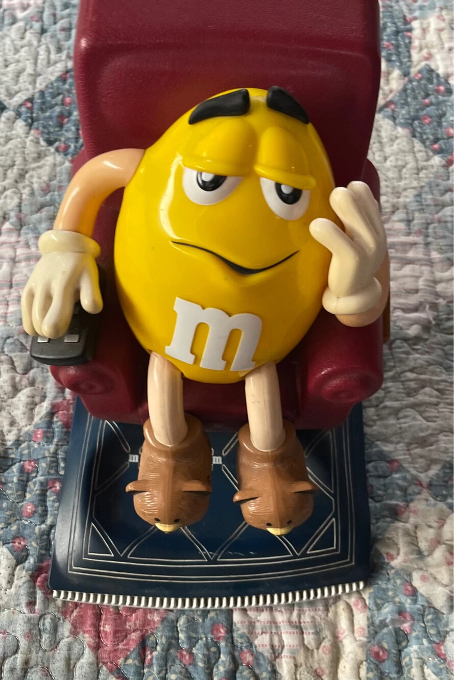 Vintage M&M's Yellow Peanut Lazy Boy Recliner Candy Dispenser 1999 Tested Works